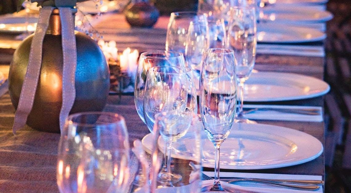 Sådan dækker du et formelt bord til din familiefest: Perfekte bordopstillinger