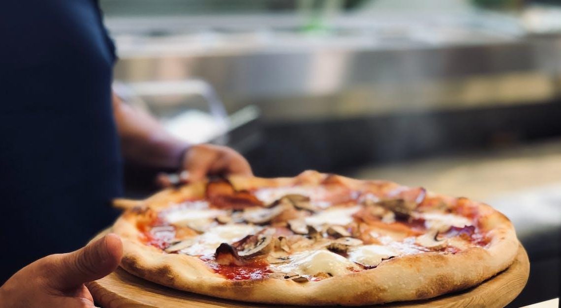 Fra dej til delight: Hvorfor en pizzaspade er uundværlig i dit køkken